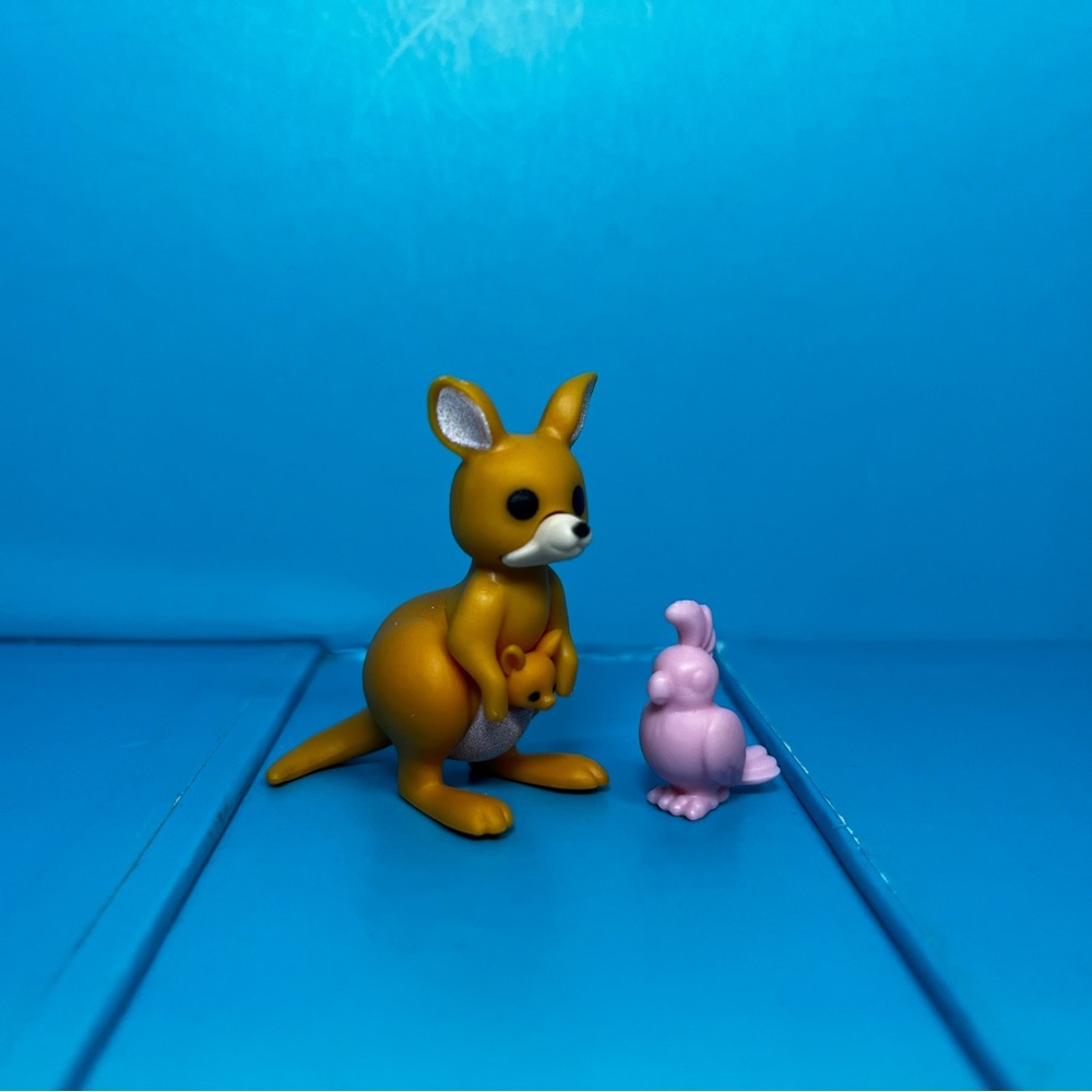 ⭐️ Zuru - Gumi Yum Surprise - Wildlife Series - Kangaroo w/ cockatoo accessory